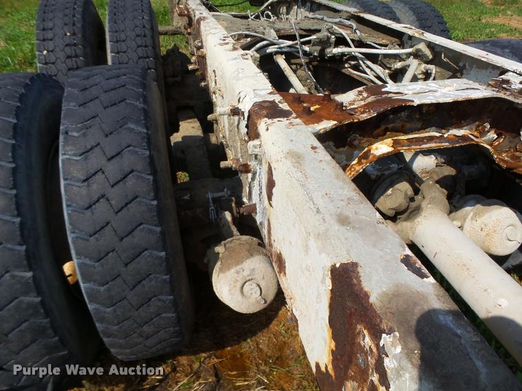 image for item K1482 2000 Mack RD688S truck cab and chassis