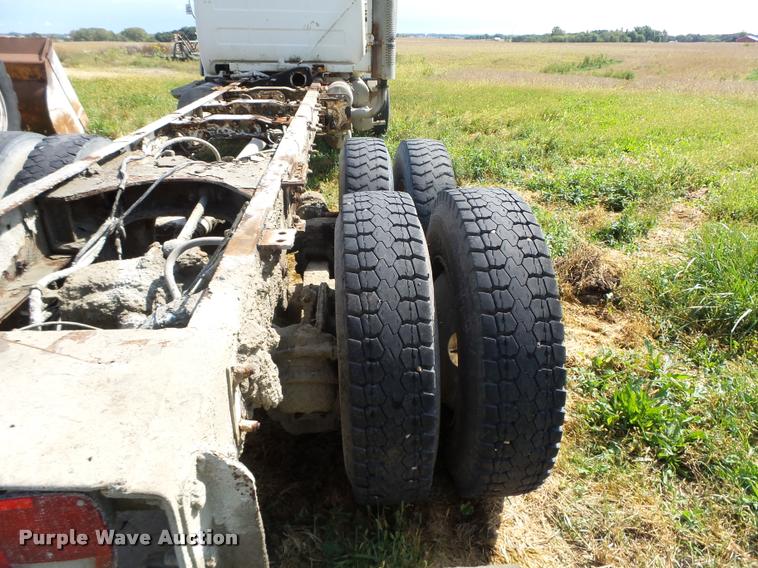 image for item K1482 2000 Mack RD688S truck cab and chassis