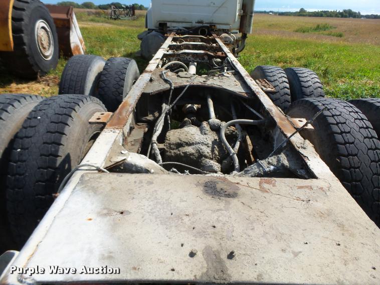 image for item K1482 2000 Mack RD688S truck cab and chassis