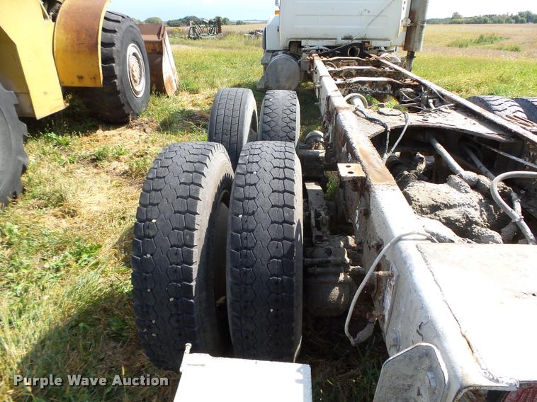 image for item K1482 2000 Mack RD688S truck cab and chassis