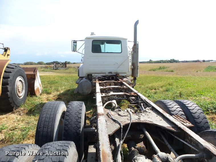 image for item K1482 2000 Mack RD688S truck cab and chassis