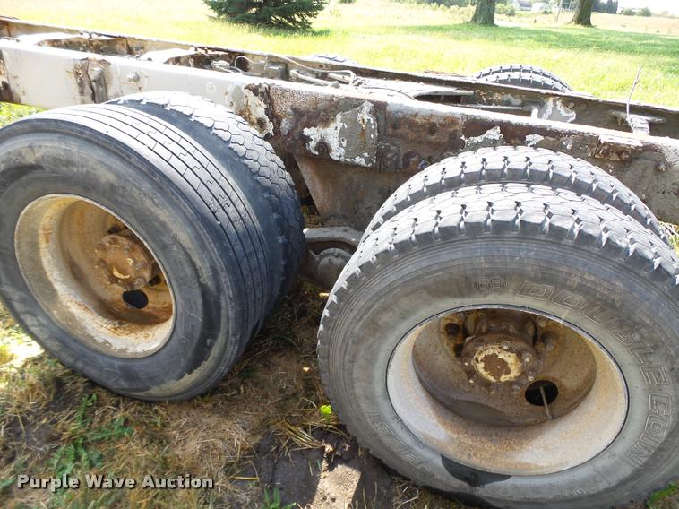 image for item K1482 2000 Mack RD688S truck cab and chassis