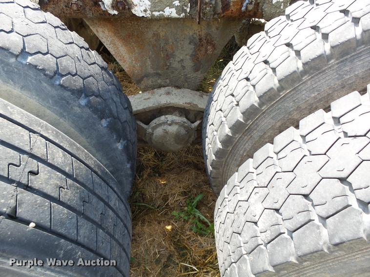 image for item K1482 2000 Mack RD688S truck cab and chassis