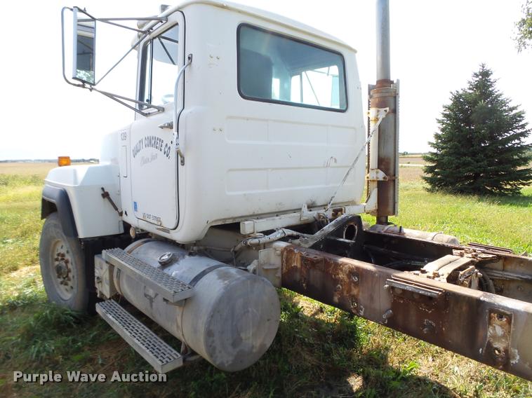 image for item K1482 2000 Mack RD688S truck cab and chassis