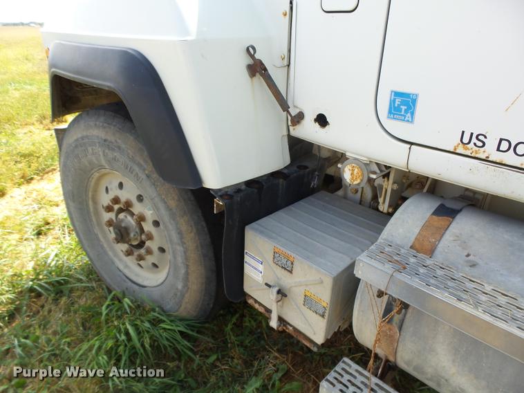 image for item K1482 2000 Mack RD688S truck cab and chassis