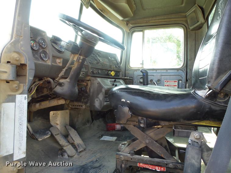 image for item K1482 2000 Mack RD688S truck cab and chassis