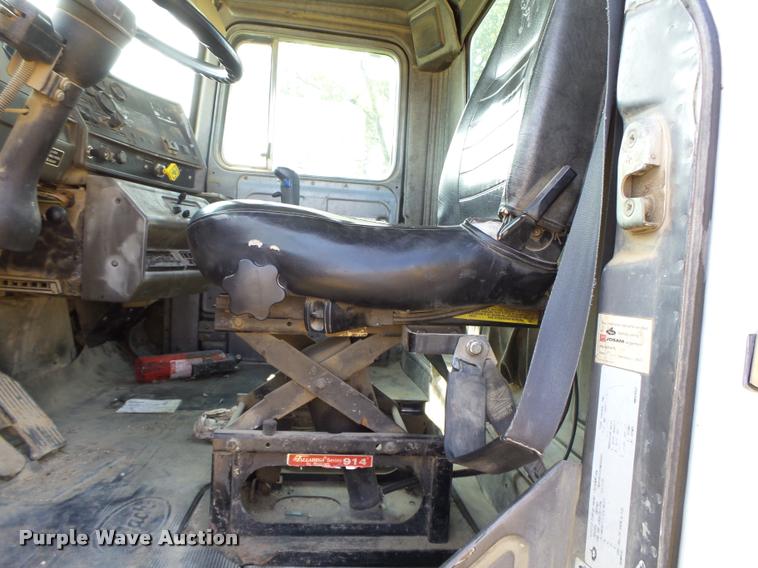 image for item K1482 2000 Mack RD688S truck cab and chassis