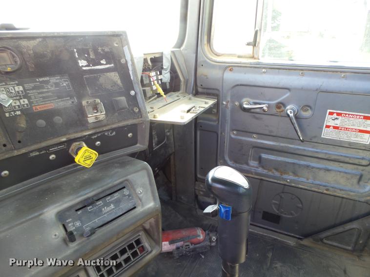 image for item K1482 2000 Mack RD688S truck cab and chassis