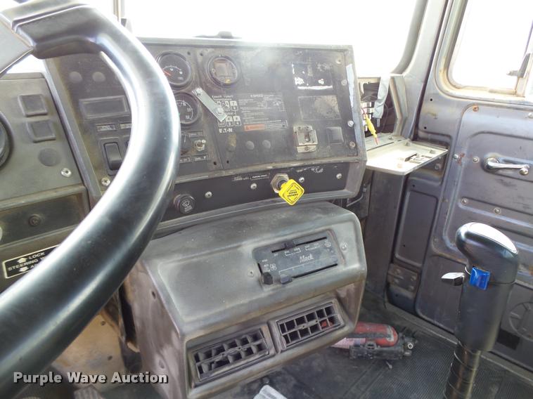 image for item K1482 2000 Mack RD688S truck cab and chassis