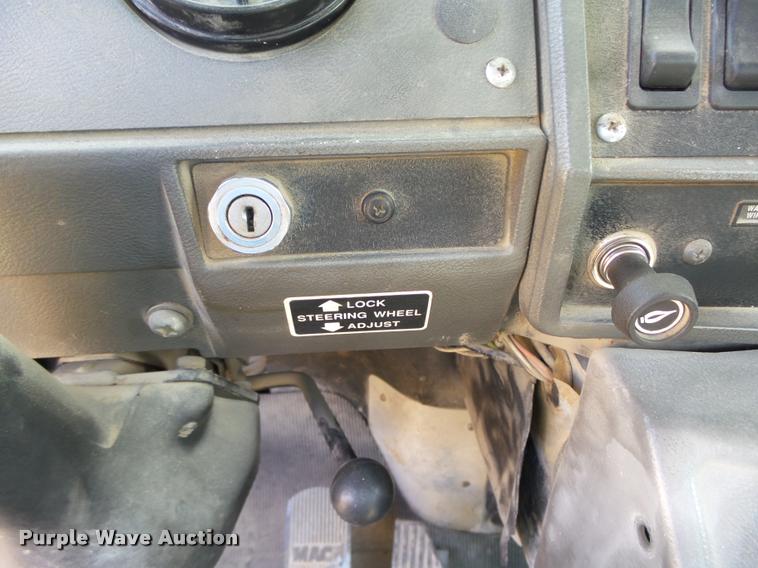 image for item K1482 2000 Mack RD688S truck cab and chassis