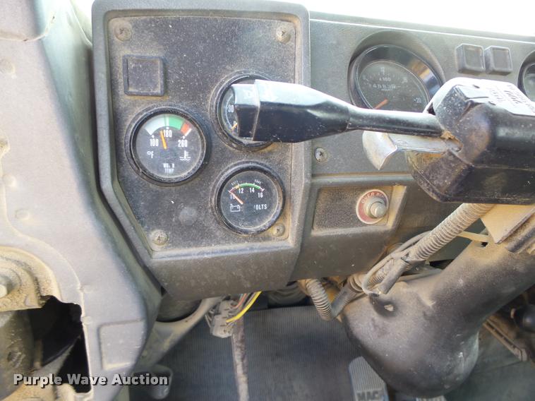 image for item K1482 2000 Mack RD688S truck cab and chassis