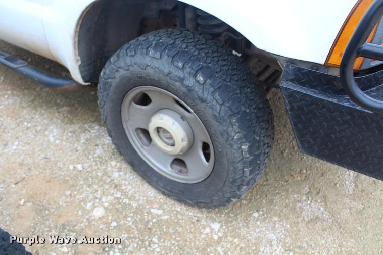 image for item K1947 2005 Ford F350 Super Duty XL Crew Cab pickup truck cab and chassis