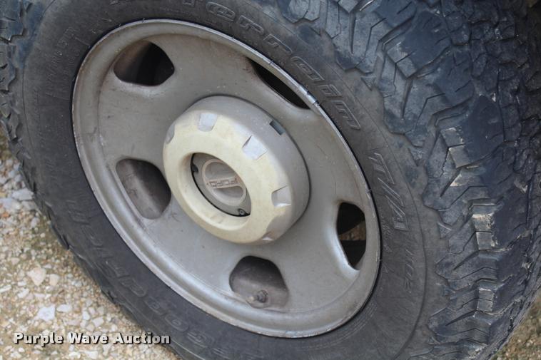 image for item K1947 2005 Ford F350 Super Duty XL Crew Cab pickup truck cab and chassis