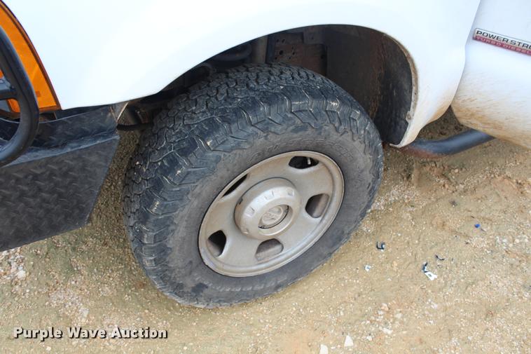 image for item K1947 2005 Ford F350 Super Duty XL Crew Cab pickup truck cab and chassis