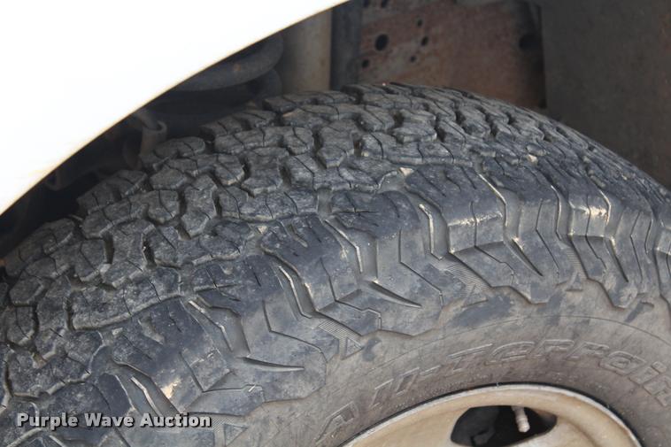 image for item K1947 2005 Ford F350 Super Duty XL Crew Cab pickup truck cab and chassis