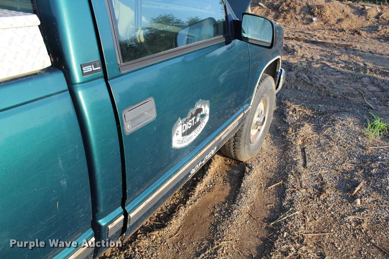 image for item K1973 1996 GMC Sierra 1500 pickup truck