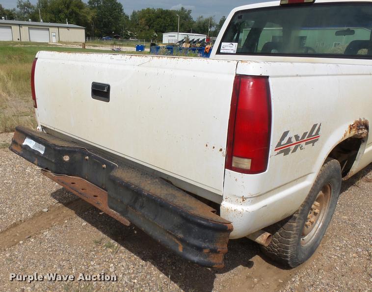 image for item K3057 1994 Chevrolet 1500 Ext. Cab pickup truck