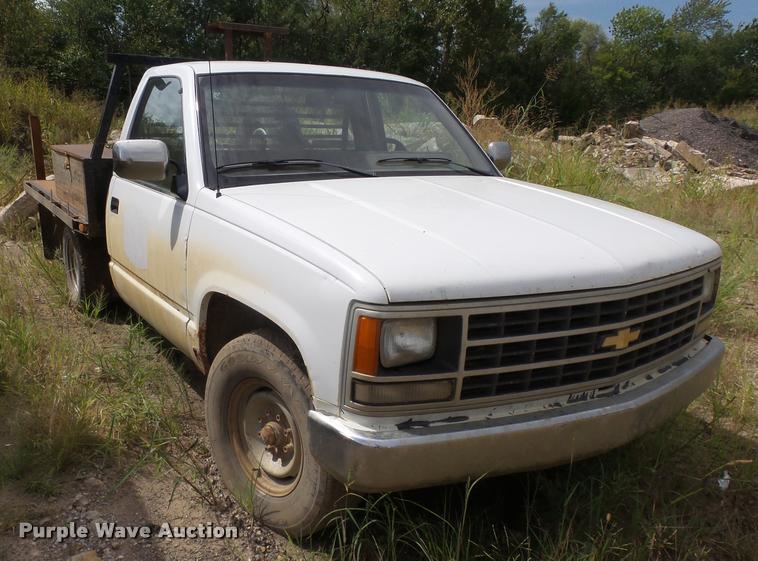 image for item K3059 1991 Chevrolet 2500 flatbed pickup truck