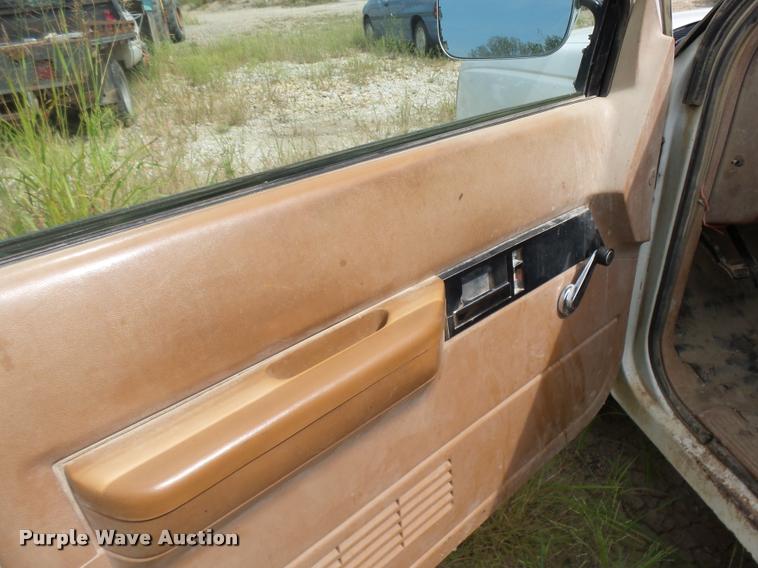 image for item K3059 1991 Chevrolet 2500 flatbed pickup truck