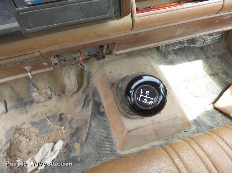 image for item K3059 1991 Chevrolet 2500 flatbed pickup truck