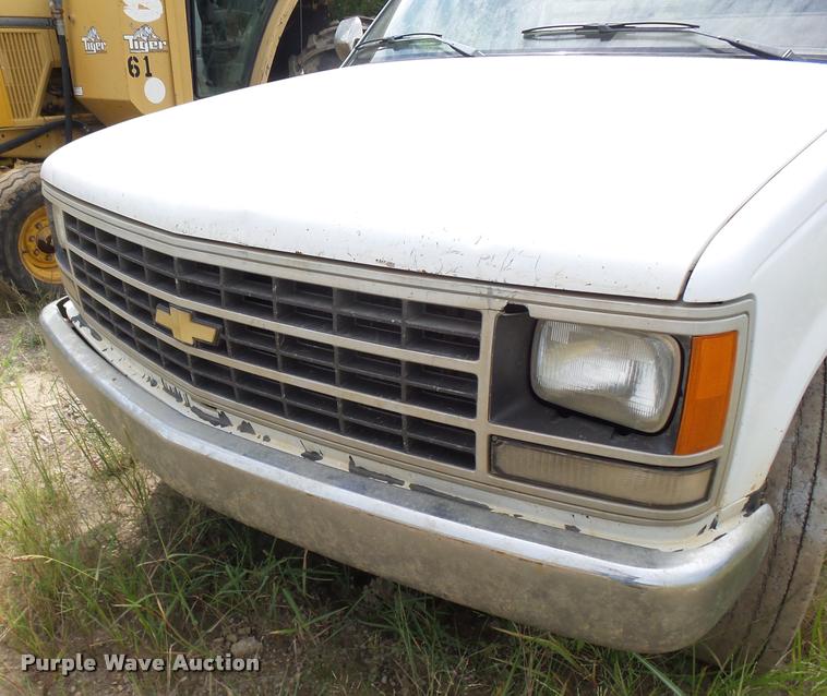 image for item K3059 1991 Chevrolet 2500 flatbed pickup truck