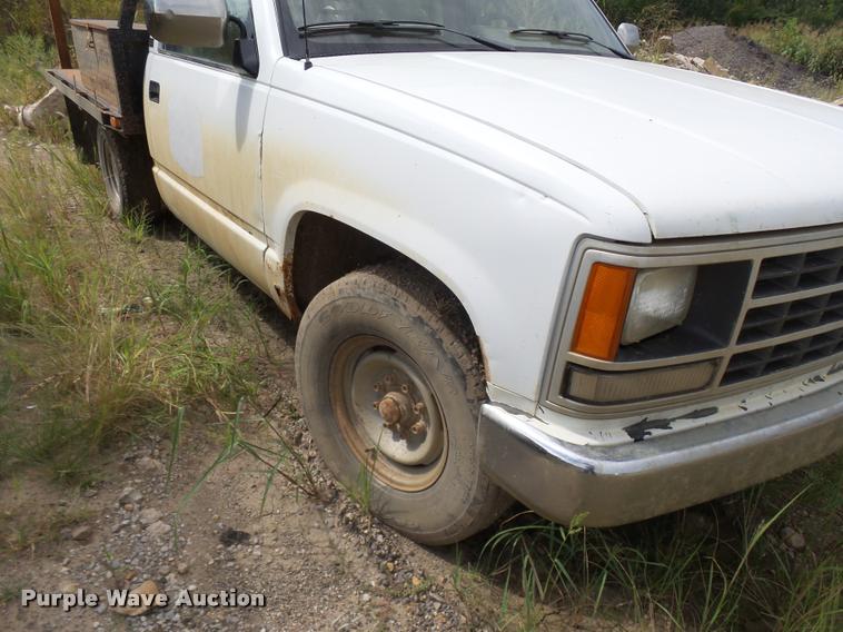 image for item K3059 1991 Chevrolet 2500 flatbed pickup truck