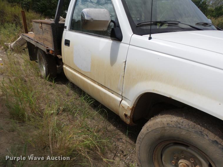 image for item K3059 1991 Chevrolet 2500 flatbed pickup truck