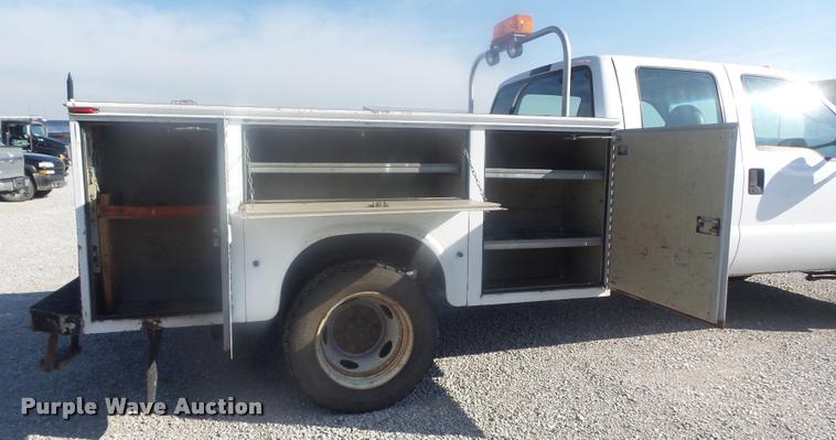 image for item K7722 2004 Ford F550 XL Crew Cab utility bed