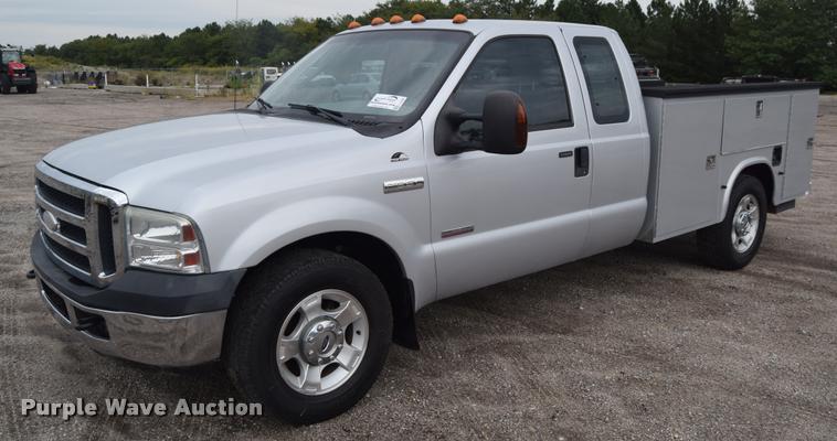 image for item L2586 2006 Ford F350 XLT Super Duty SuperCab utility truck