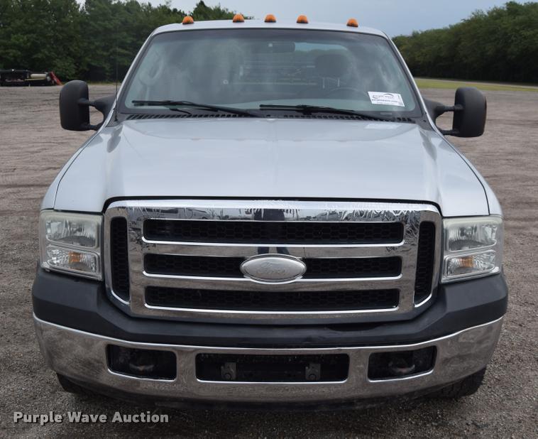 image for item L2586 2006 Ford F350 XLT Super Duty SuperCab utility truck