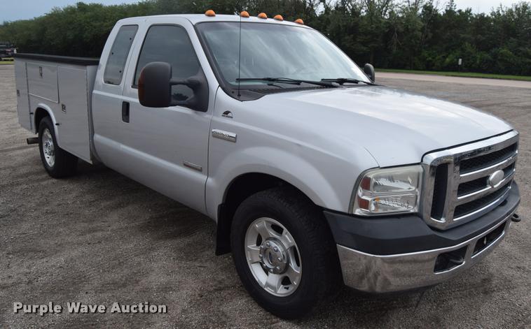image for item L2586 2006 Ford F350 XLT Super Duty SuperCab utility truck