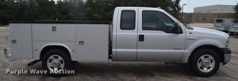image for item L2586 2006 Ford F350 XLT Super Duty SuperCab utility truck