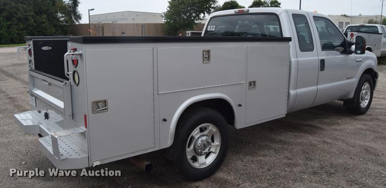 image for item L2586 2006 Ford F350 XLT Super Duty SuperCab utility truck