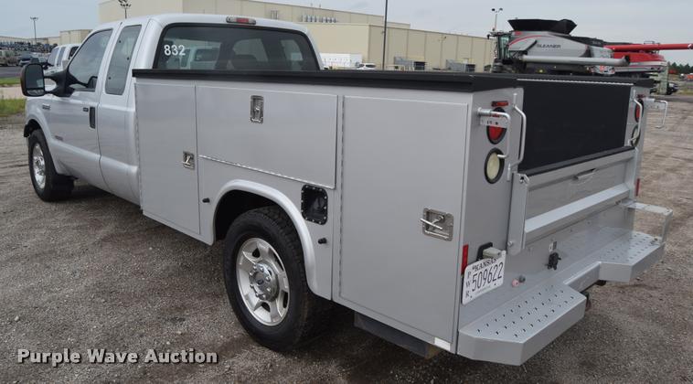 image for item L2586 2006 Ford F350 XLT Super Duty SuperCab utility truck