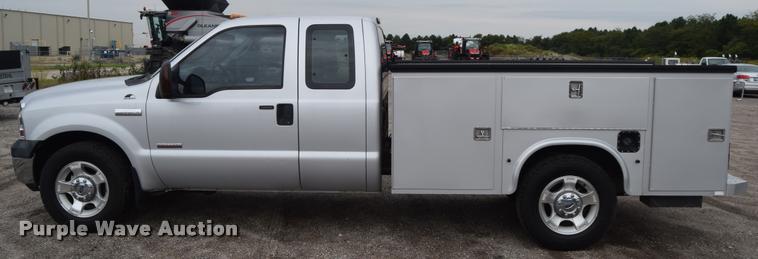 image for item L2586 2006 Ford F350 XLT Super Duty SuperCab utility truck