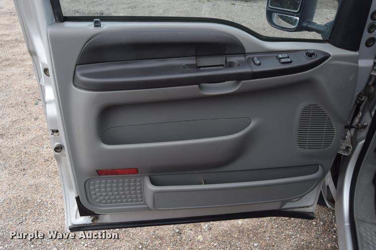 image for item L2586 2006 Ford F350 XLT Super Duty SuperCab utility truck