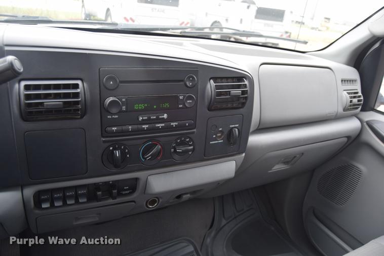 image for item L2586 2006 Ford F350 XLT Super Duty SuperCab utility truck