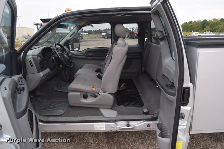image for item L2586 2006 Ford F350 XLT Super Duty SuperCab utility truck