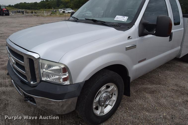 image for item L2586 2006 Ford F350 XLT Super Duty SuperCab utility truck
