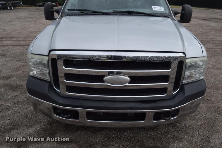 image for item L2586 2006 Ford F350 XLT Super Duty SuperCab utility truck