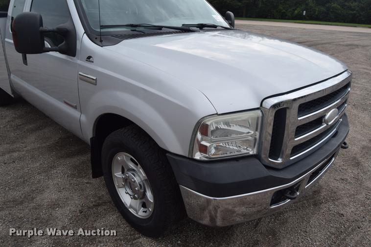 image for item L2586 2006 Ford F350 XLT Super Duty SuperCab utility truck