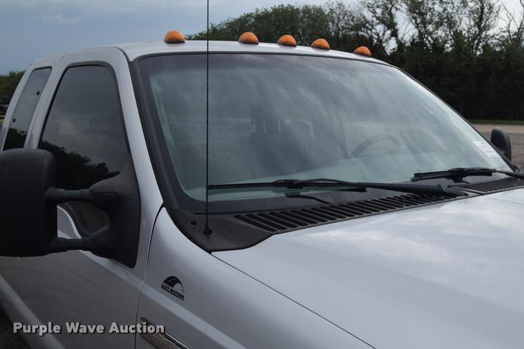 image for item L2586 2006 Ford F350 XLT Super Duty SuperCab utility truck