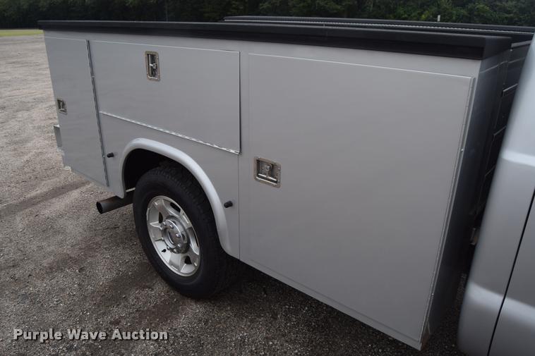 image for item L2586 2006 Ford F350 XLT Super Duty SuperCab utility truck