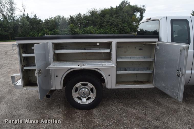 image for item L2586 2006 Ford F350 XLT Super Duty SuperCab utility truck