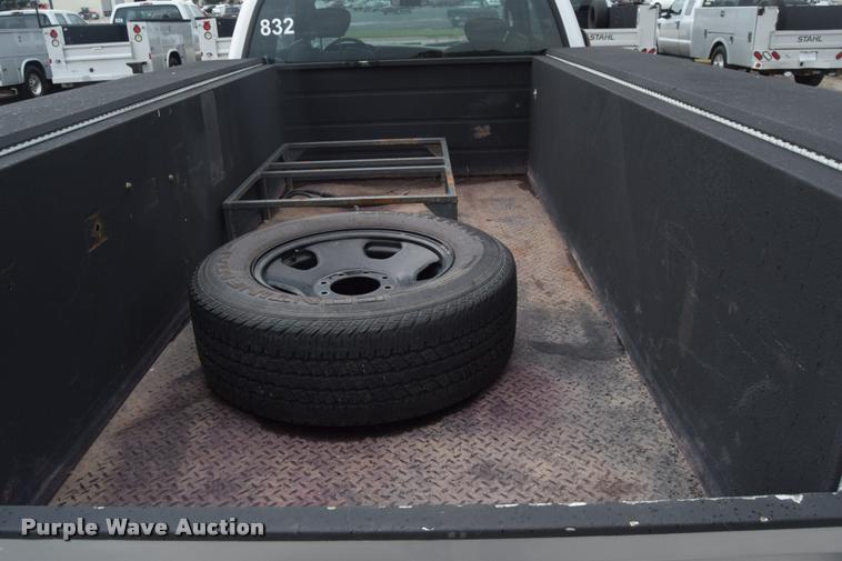 image for item L2586 2006 Ford F350 XLT Super Duty SuperCab utility truck