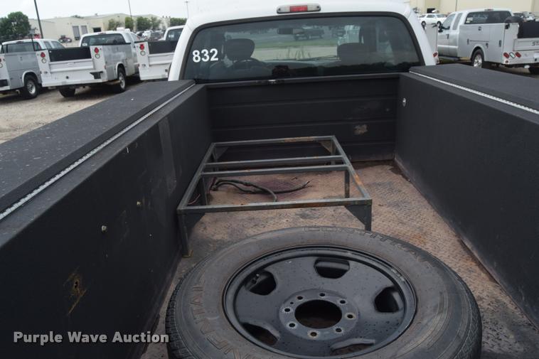 image for item L2586 2006 Ford F350 XLT Super Duty SuperCab utility truck