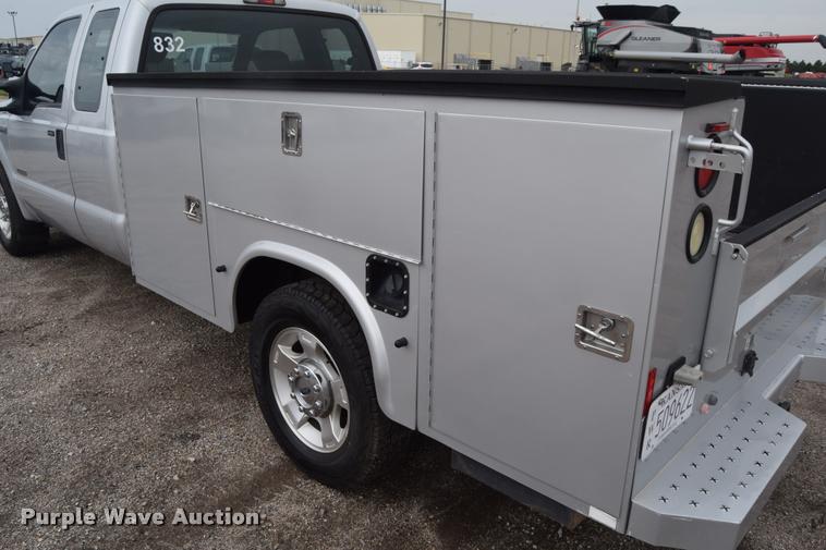 image for item L2586 2006 Ford F350 XLT Super Duty SuperCab utility truck