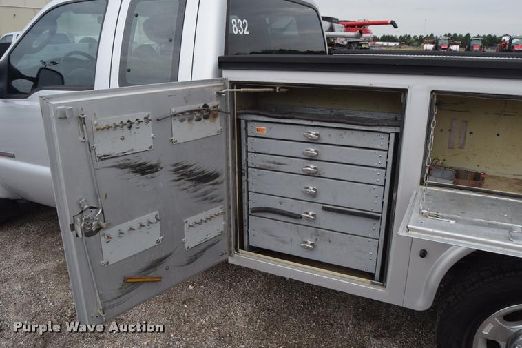 image for item L2586 2006 Ford F350 XLT Super Duty SuperCab utility truck