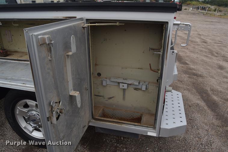 image for item L2586 2006 Ford F350 XLT Super Duty SuperCab utility truck