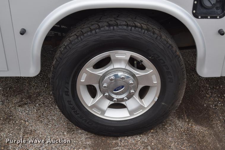 image for item L2586 2006 Ford F350 XLT Super Duty SuperCab utility truck